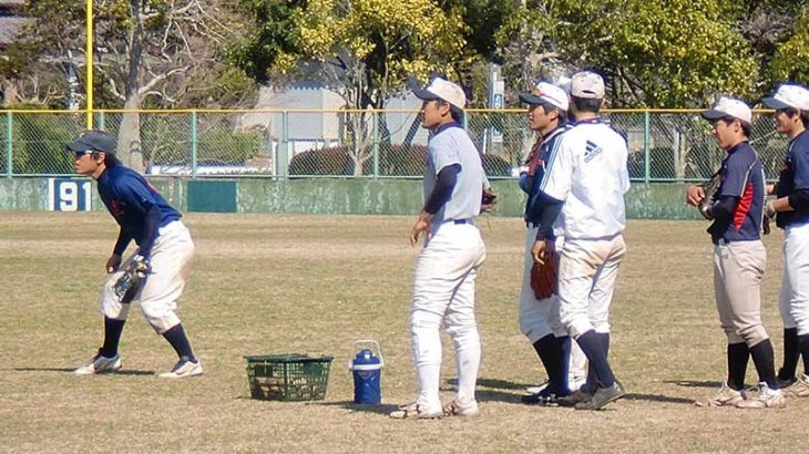 練習中の外野手の選手達